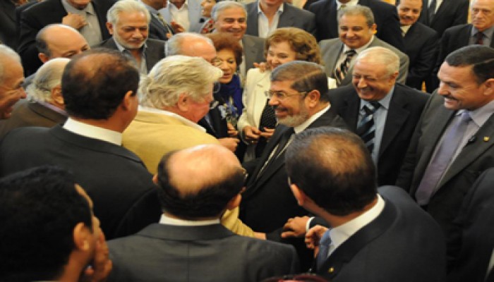 الرئيس مرسي يلتقي مجموعة من الفنانين والمثقفين