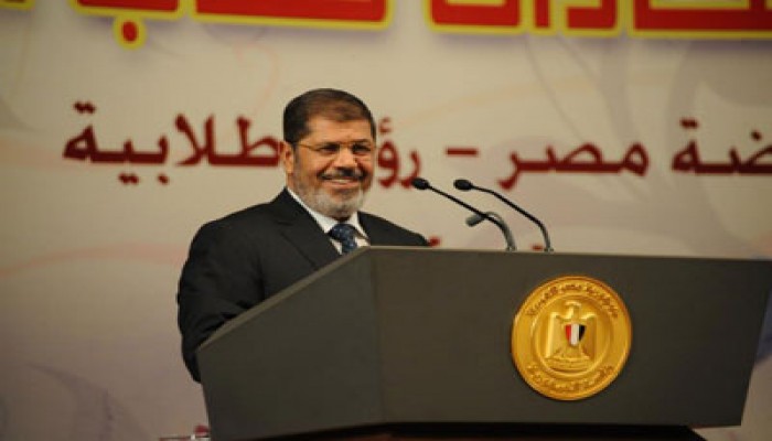 الرئيس مرسي يعد الطلاب بحل مشكلة جامعة النيل