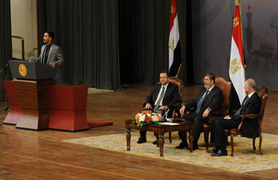 طلاب مصر يسلمون الرئيس رؤيتهم لتحقيق النهضة