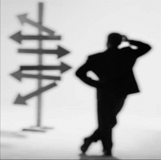 علاقتها السابقة تقلقني وتثير غيرتي.. هل أستمر معها؟!