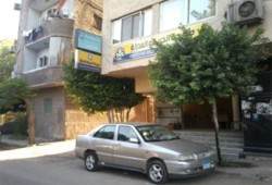 المقر الرئيسي لـ"الحرية والعدالة" غاب المتظاهرون والأمن وحضر الموظفون