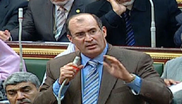 حشمت يدعو الإعلام لرفع شعار "شرف الكلمة قبل حريتها"