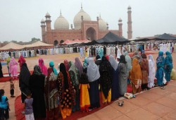 باكستان تحتفل اليوم بعيد الفطر المبارك