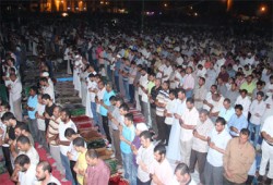 الآلاف يصلون العشاء والتراويح بالتحرير بمليونية "ختم القرآن"