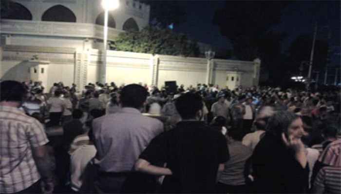 المئات أمام "الاتحادية" يطالبون بإعادة محاكمات قتلة الثوار