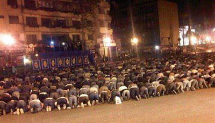 المئات يؤدون صلاة العشاء والتراويح بميدان التحرير لتأييد قرارات د. مرسي