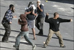 مغتصبون صهاينة يرشقون سيارات فلسطينية بالحجارة قرب رام الله