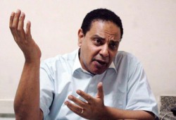 علاء الأسواني يستنكر تطاول فلول المخلوع على رئيس الثورة