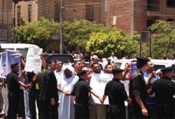 الرئيس يوقف موكبه ليستمع لشكاوى المواطنين على الطريق