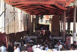 الرئيس مرسي يزور بعض الحالات الإنسانية بالفيوم