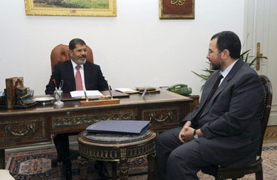 الرئيس يستقبل رئيس الوزراء هشام قنديل