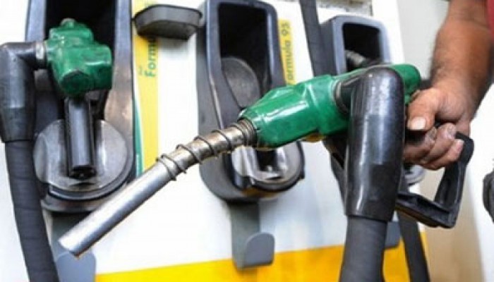 "الحرية والعدالة" يبحث مع مسئولي البترول حل أزمة الوقود بالمنيا