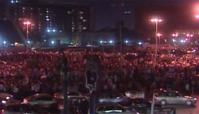 آلاف الثوار يتوافدون على التحرير تأييدًا لقرار الرئيس بعودة البرلمان