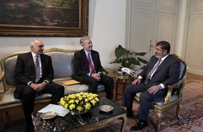 الرئيس مرسي يتسلَّم رسالة من أوباما خلال لقائه بيرنز