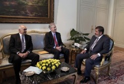 الرئيس مرسي يتسلَّم رسالة من أوباما خلال لقائه بيرنز