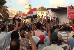 "ثوار أحرار هنكمل المشوار" رد متظاهري الإسكندرية على خطاب الرئيس