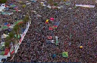 ثوار التحرير يودعون الرئيس بإطلاق الألعاب النارية والورود في الهواء