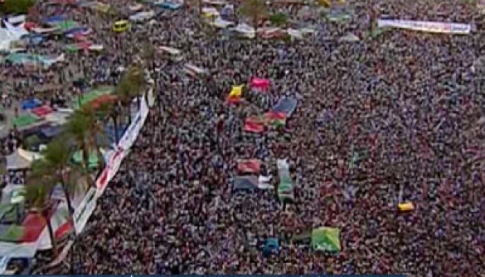 ثوار التحرير يودعون الرئيس بإطلاق الألعاب النارية والورود في الهواء