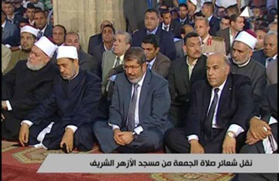 الرئيس يؤدي صلاة الجمعة بالأزهر والمصلون يصفونه بصلاح الدين