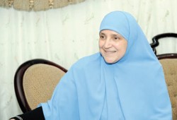 النيويورك تايمز: السيدة "أم أحمد" تمثل التغيير الديمقراطي الذي أنجزته الثورة