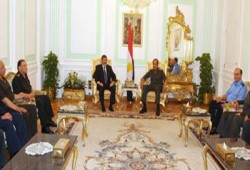 الرئيس يلتقي طنطاوي وأعضاء بالمجلس العسكري