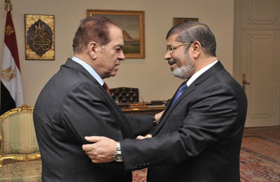 مرسي يبدأ نشاطه اليوم بزيارة مقر الرئاسة ولقاء الجنزوري