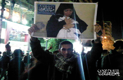 والدة شهيد الغربية: فوز الرئيس مرسي ينهي على نظام المخلوع