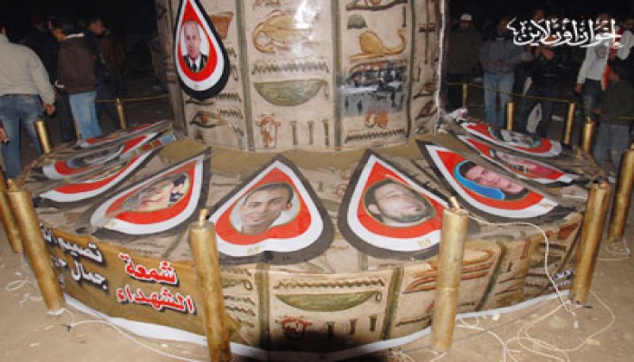 حملة الرئيس تقف دقيقة حدادًا على أرواح الشهداء عقب إعلان فوزه