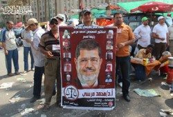 ثوار التحرير يرسمون اسم الرئيس مرسي بأجسادهم