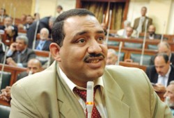 التحرير يهتف خلف "العمدة" للعسكري: "مع السلامة والقلب داعيلكو"