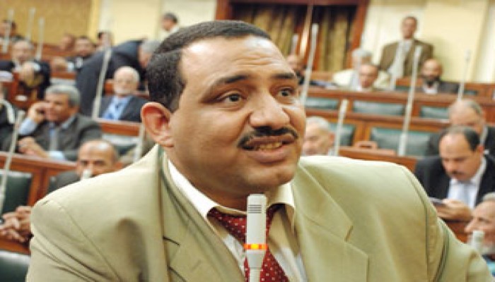 التحرير يهتف خلف "العمدة" للعسكري: "مع السلامة والقلب داعيلكو"