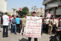 وقفة لثوار التحرير أمام "مجلس الشعب" لرفض قرار "الحل"