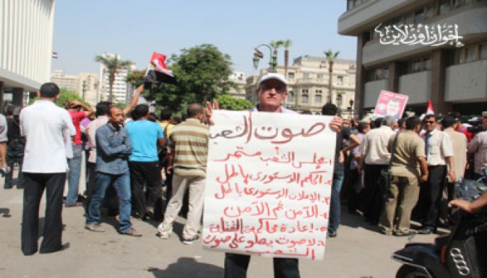 وقفة لثوار التحرير أمام "مجلس الشعب" لرفض قرار "الحل"