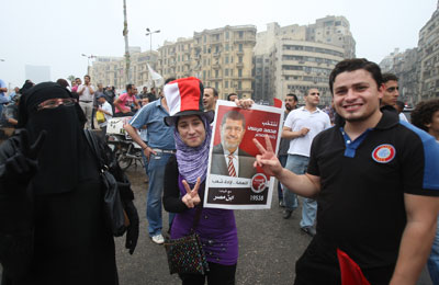 الشارع المصري: إعلان العسكري أفسد فرحتنا بفوز د. مرسي