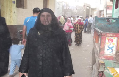عجوز تترك ابنتها في الولادة وتذهب للتصويت لـ د.مرسي