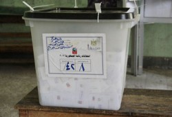 موظف يوجه الناخبات بدار السلام للتصويت لمرشح الفلول