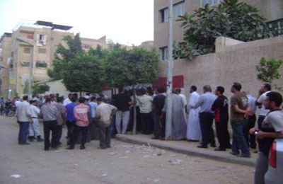 أعداد كبيرة من المجندين في زي مدني تتجه للتصويت بمدينة نصر