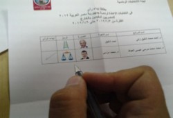 بعد صلاة الاستخارة.. مواطن يختار مرسي رئيسًا