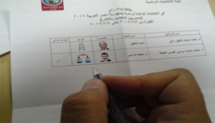 بعد صلاة الاستخارة.. مواطن يختار مرسي رئيسًا