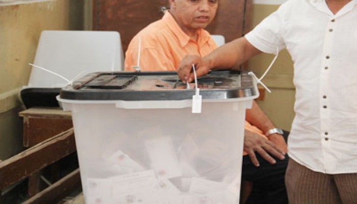 ضبط مندوب مرشح الفلول يسود بطاقات الانتخاب بالفيوم