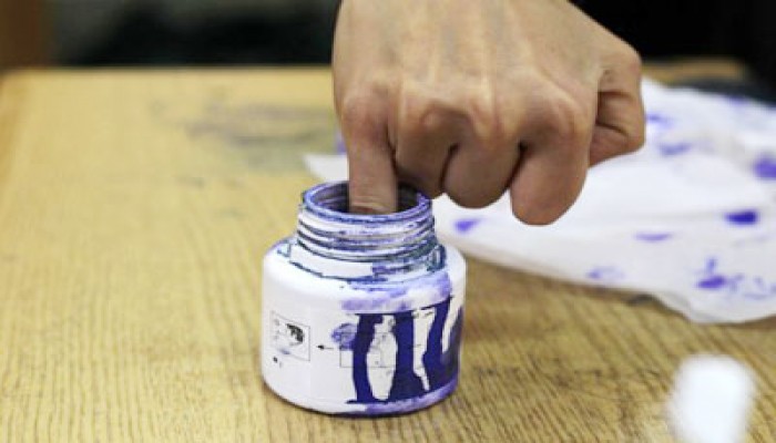 مواطن يرفض "الحبر الفسفوري" ويتعدى على رئيس لجنة بحدائق حلوان