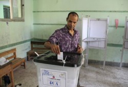 ضبط موظف أعطى ناخبًا بطاقتي تصويت لتسويدهما لـ"شفيق"