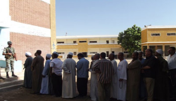 قاض يعطل عملية التصويت بالفيوم وضابط يسب الناخبين