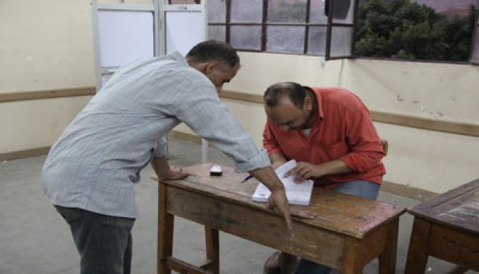 ضبط موظف يصوت بدلاً من الناخبين بالفيوم