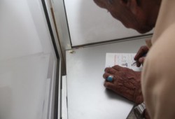 تحرير محضر لناخب بالمرج حاول تصوير بطاقة التصويت