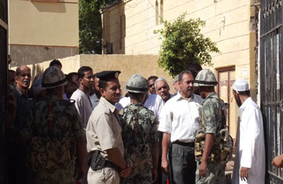 "نائب الرصاص" يجمع بطاقات الفقراء بأسيوط لمنعهم من التصويت