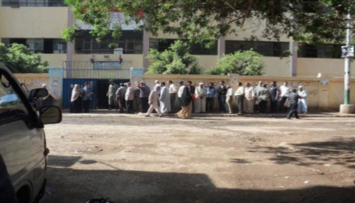 قاضي يطرد مندوب مرسي لاعتراضه على توجيه الناخبين بالمنيا