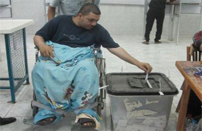 ناخب يصوت على كرسي متحرك بالخانكة