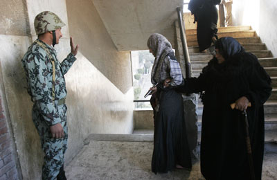 مسنة تصر على التصويت رغم مرضها.. والمنية توافيها فور الانتخاب