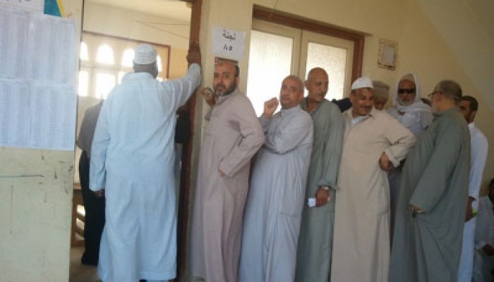 قاضٍ يخلع حزامه ويعتدي على الناخبين بالدقهلية!!